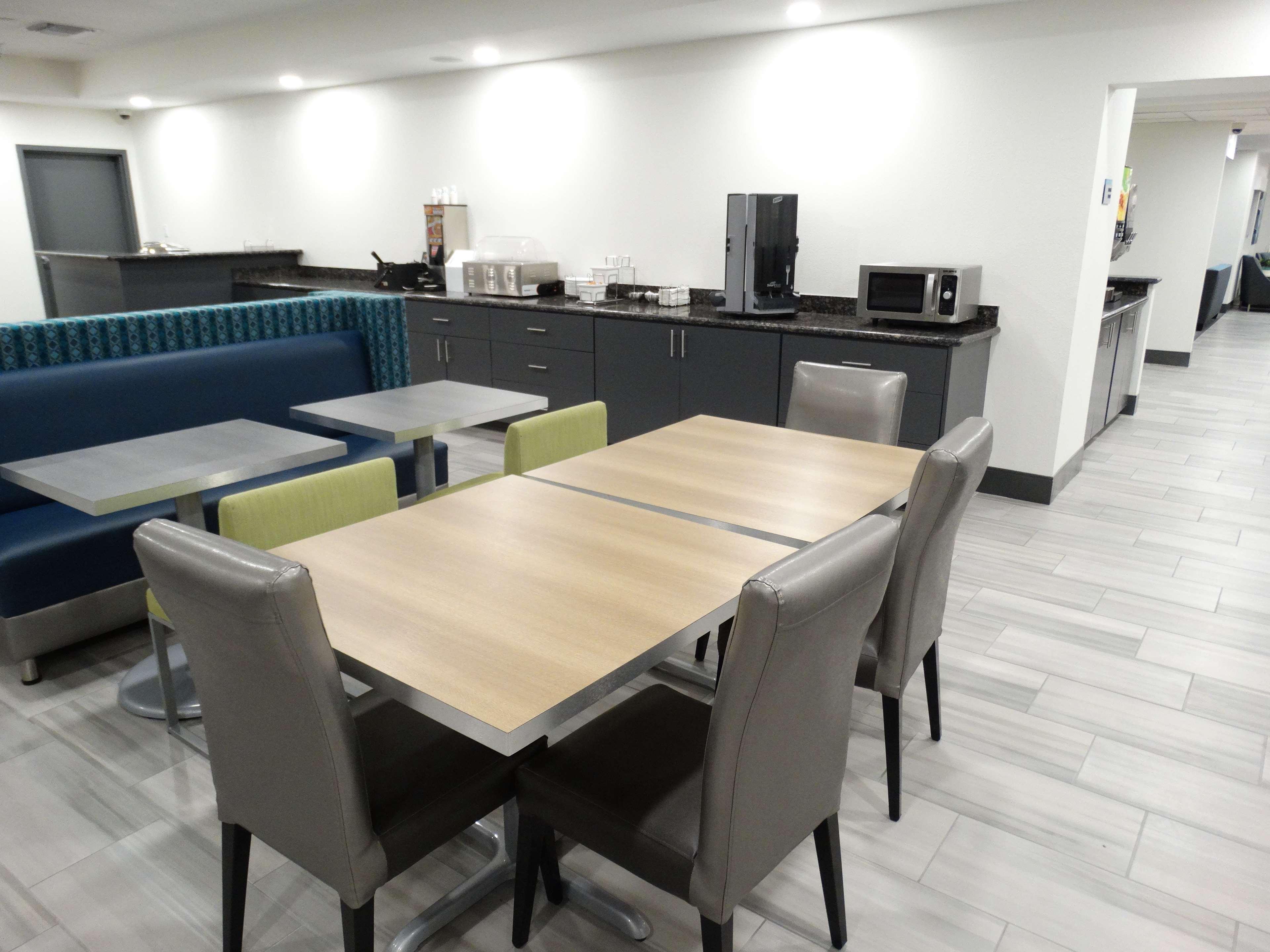 La Quinta Inn & Suites By Wyndham Tulsa Downtown - Route 66 Zewnętrze zdjęcie
