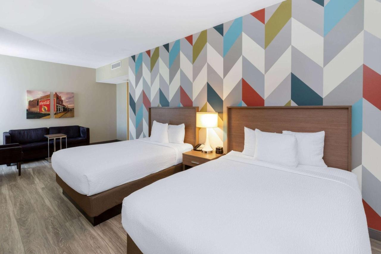 La Quinta Inn & Suites By Wyndham Tulsa Downtown - Route 66 Zewnętrze zdjęcie