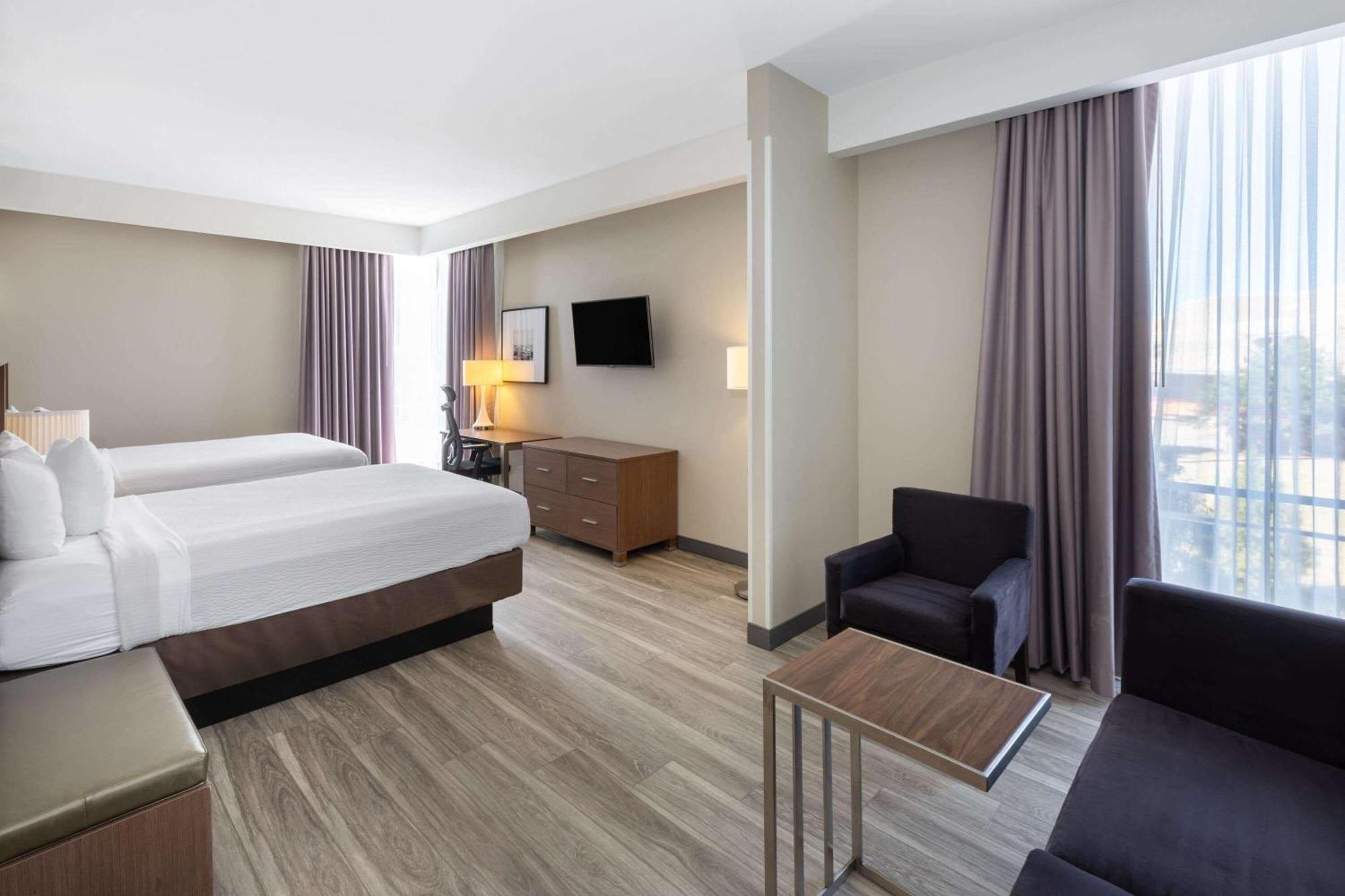 La Quinta Inn & Suites By Wyndham Tulsa Downtown - Route 66 Zewnętrze zdjęcie